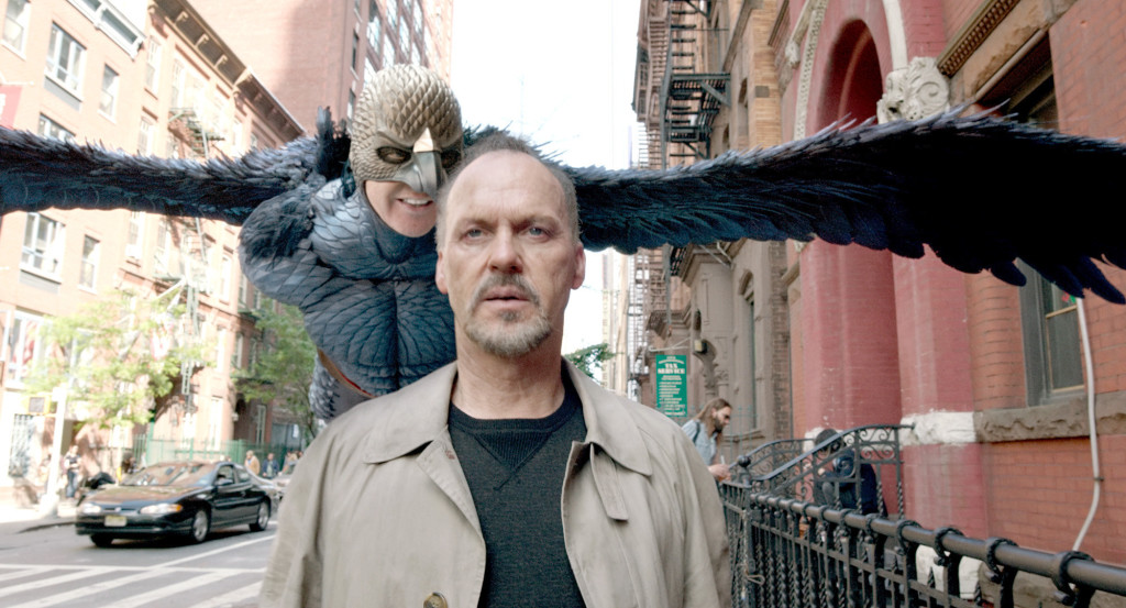 Riggan Thomson (Michael Keaton) con Birdman alle sue spalle.
